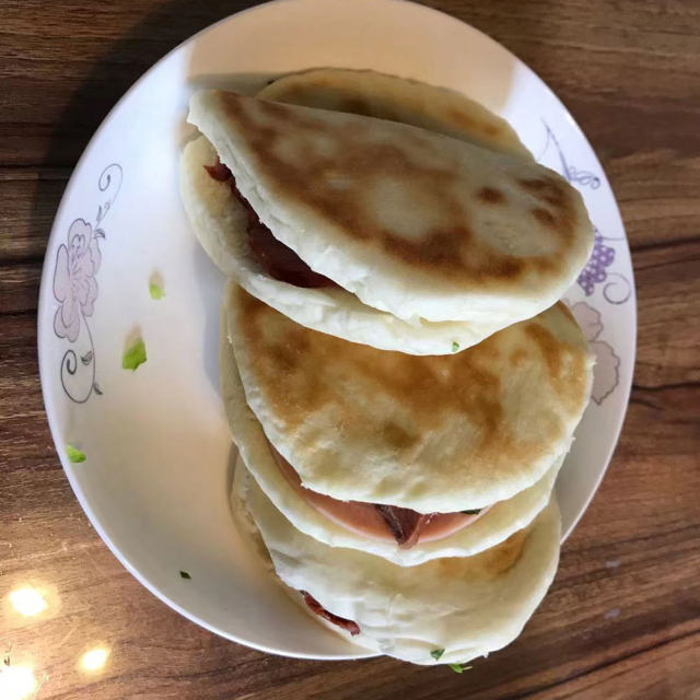 史上最懒制作肉夹饼的方法,简简单单一顿午餐准备完成