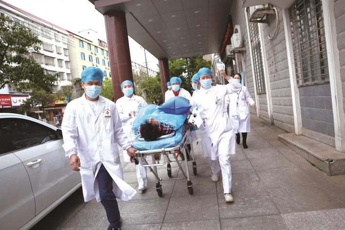 图为长沙县120急救中心调度医护人员抢救伤者. 长沙县卫健局供图