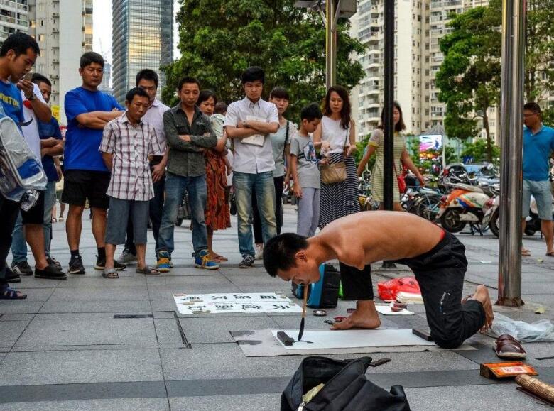 街头乞丐秀书法,专家称:无艺术美!这样的字你喜欢吗?