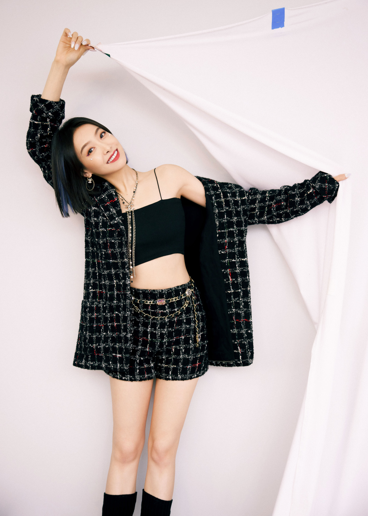 宋茜火辣舞台show黑色栅格外套搭配同色超短裤加小背心性感又撩人