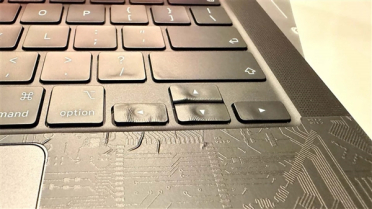 MacBook Pro键盘不是金属！用户贴膜用吹风机：按键直接熔化变形