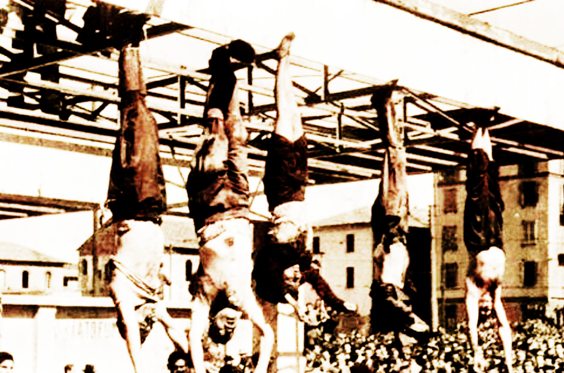 1945年,墨索里尼与情人克拉拉·贝塔西在米兰洛雷托广场合影.