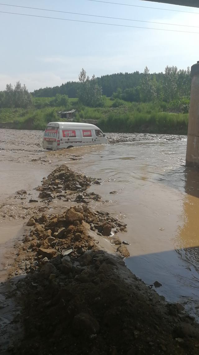 河道涨水两人被困 鸡西市麻山区紧急救援