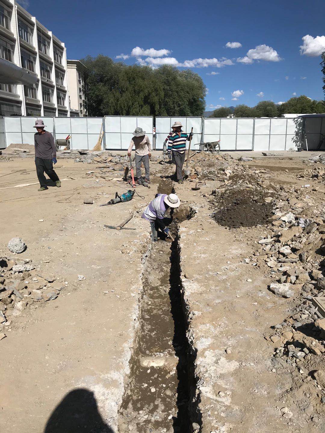 公司为西藏拉萨市气象局修建的冒顶膜结构停车棚已顺利完工并交付甲方