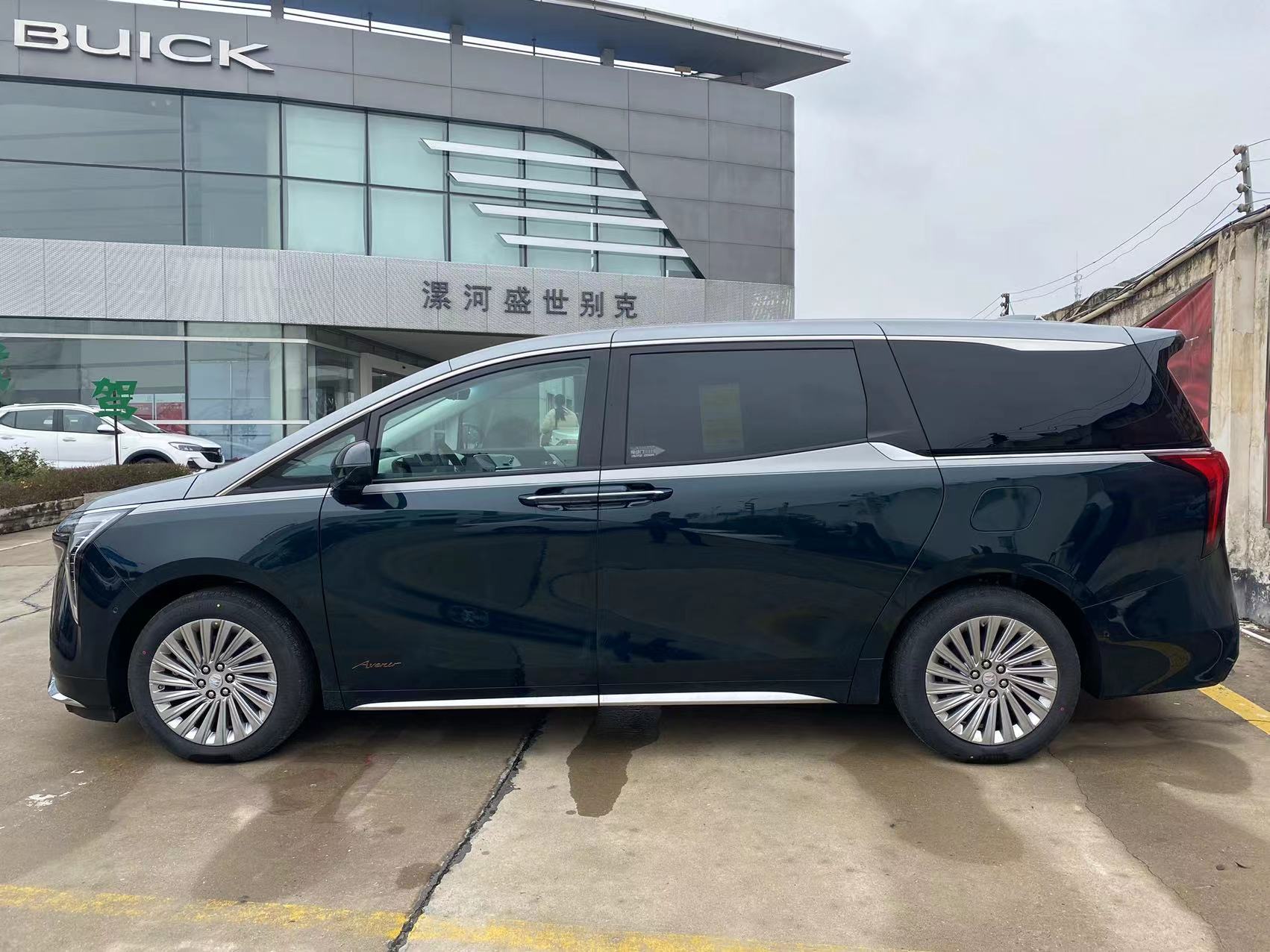 别克世纪69.99万关山飞雪四座私享版不香?还要加价买埃尔法吗?