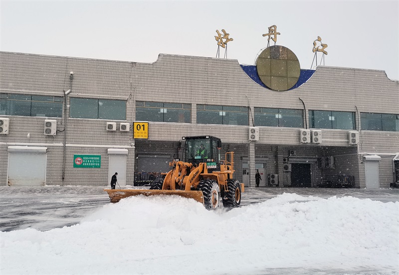 迎战暴风雪,黑龙江省各地机场这样打通"天路"!