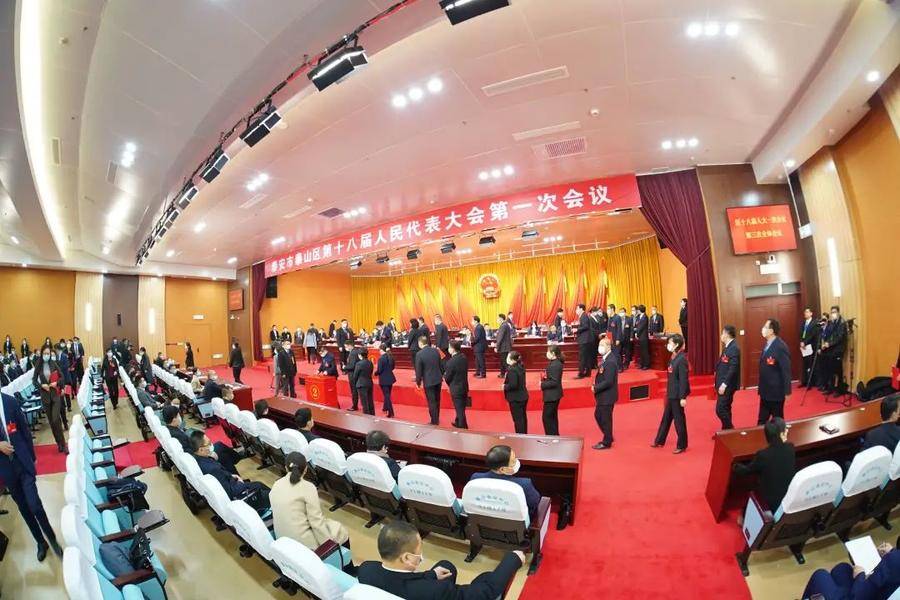 周鹏飞当选为泰山区人民政府区长