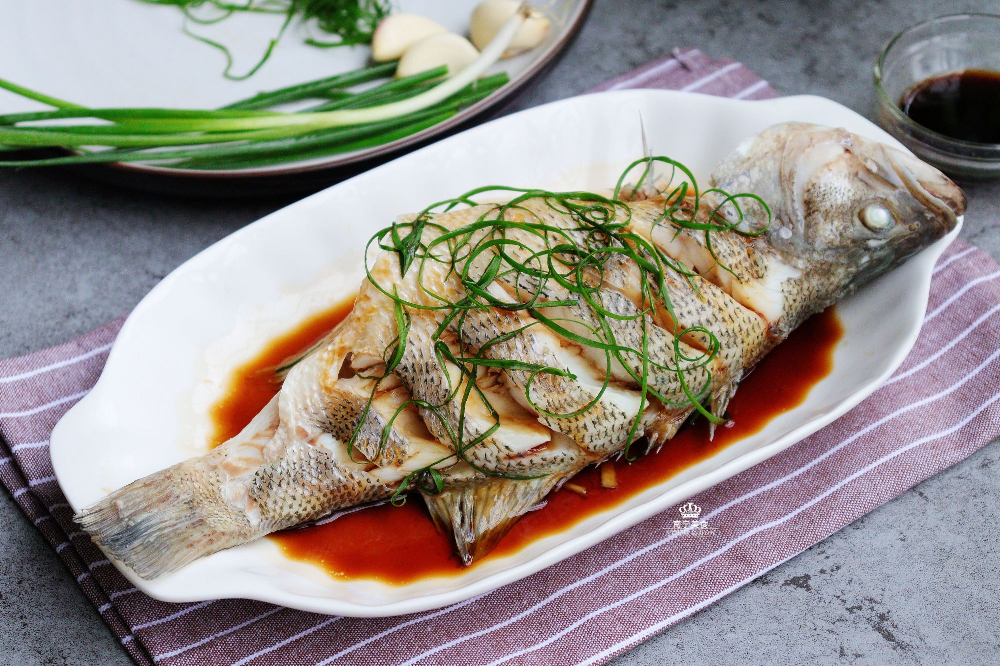 清蒸鲈鱼时,别急着下锅蒸,多做这一步,鱼肉鲜嫩爽滑还没有腥味