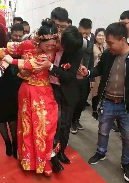 各地闹婚礼恶俗图片