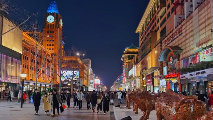 跨年夜北京王府井大街游人如织,60余重点商圈力促年节消费