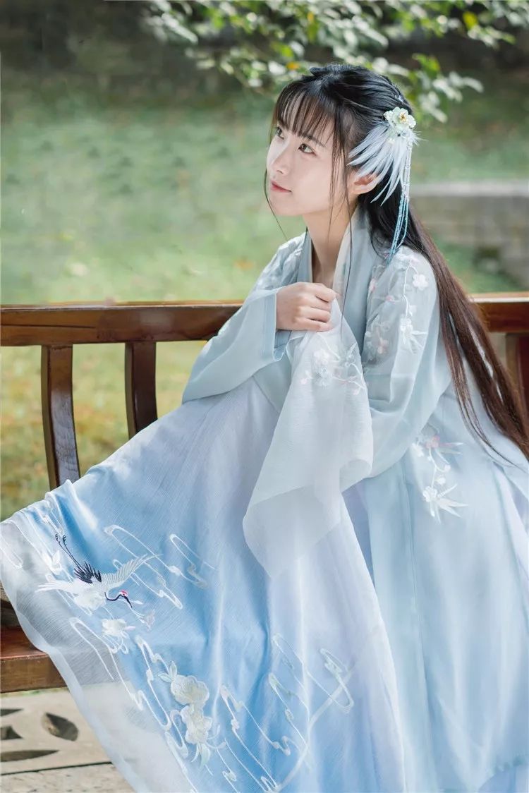 《替嫁庶女总在崩人设》一跤摔成相府小可怜,她努力隐藏惊人容貌