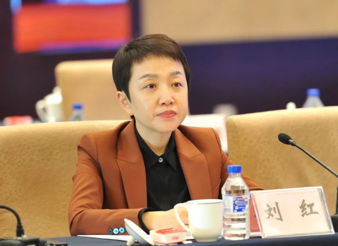 图为吉林省农村信用社联合社党委副书记刘红主持签约仪式.