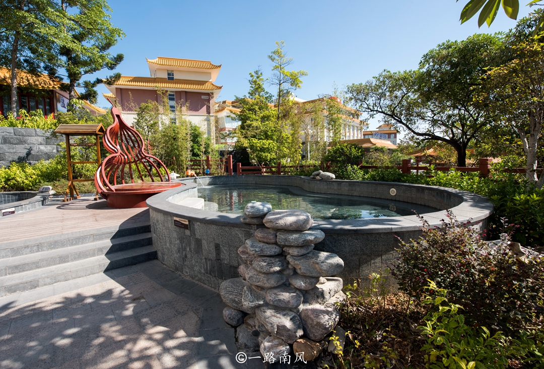 潮州"粤东第一温泉",外观像皇宫,广场上还盘着"两条龙"