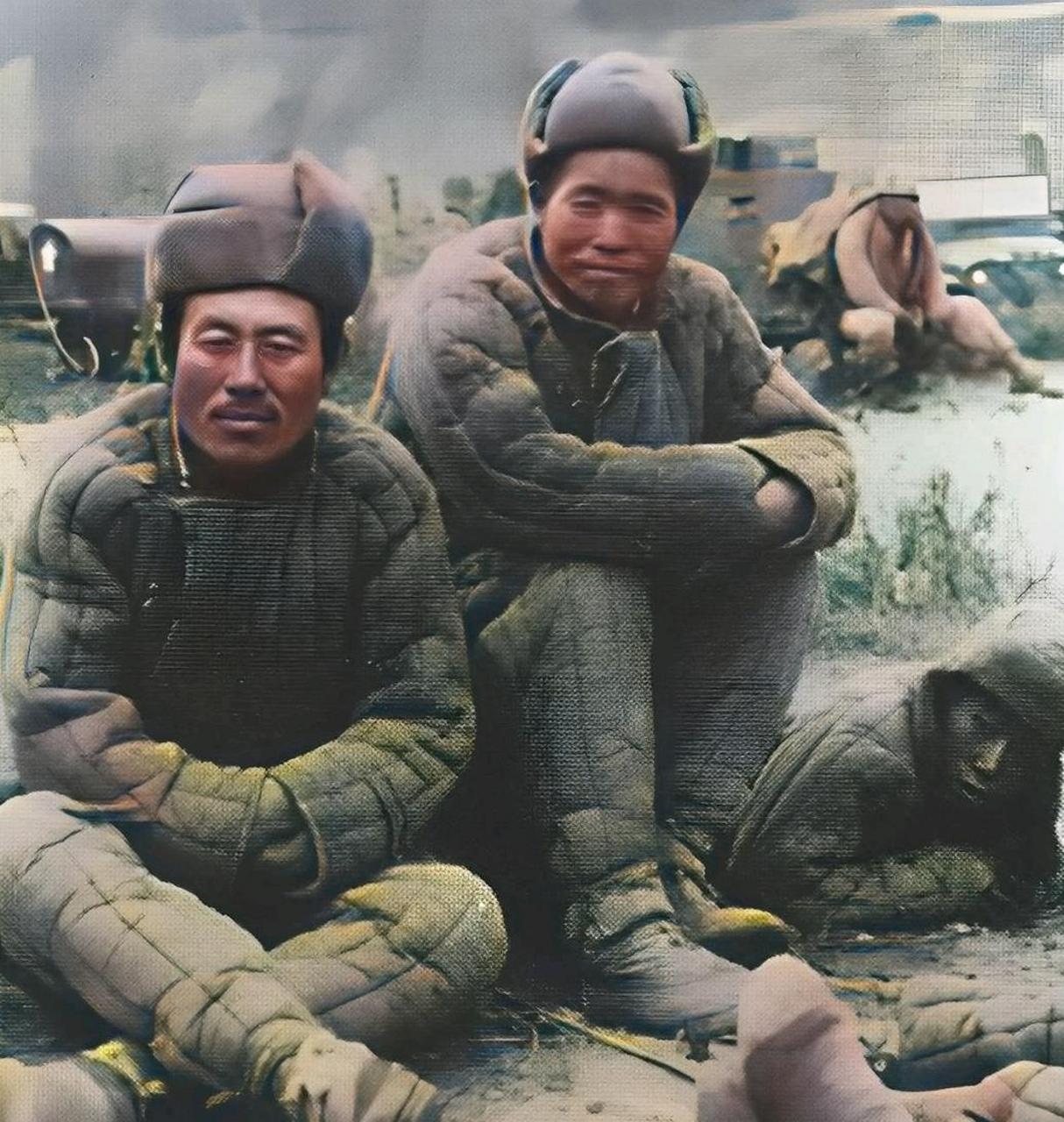 1952年,济州岛战俘营,一名被俘的志愿军士兵在身上纹身.