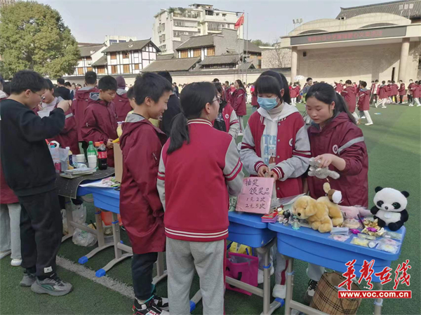 爱在春风里 情润心田间 常德市第四中学举行学雷锋爱心义卖活动