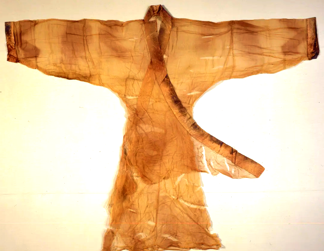 其中,备受瞩目的马王堆曲裾式素纱单衣终于得以公开展览