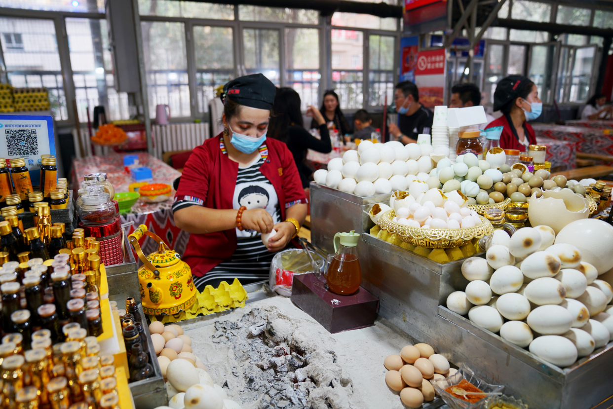 吃遍新疆美食,只要来和田夜市就够了,烤鸽子烤蛋酸奶粽子,好吃