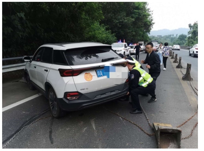 大假第一天,開車回老家撞上隔離石墩卡在高速路上 司機:看導航方向打