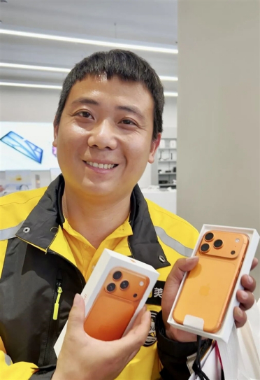 美团外卖小哥获10000元圆梦金 转身就给老婆买了iPhone 17 Pro