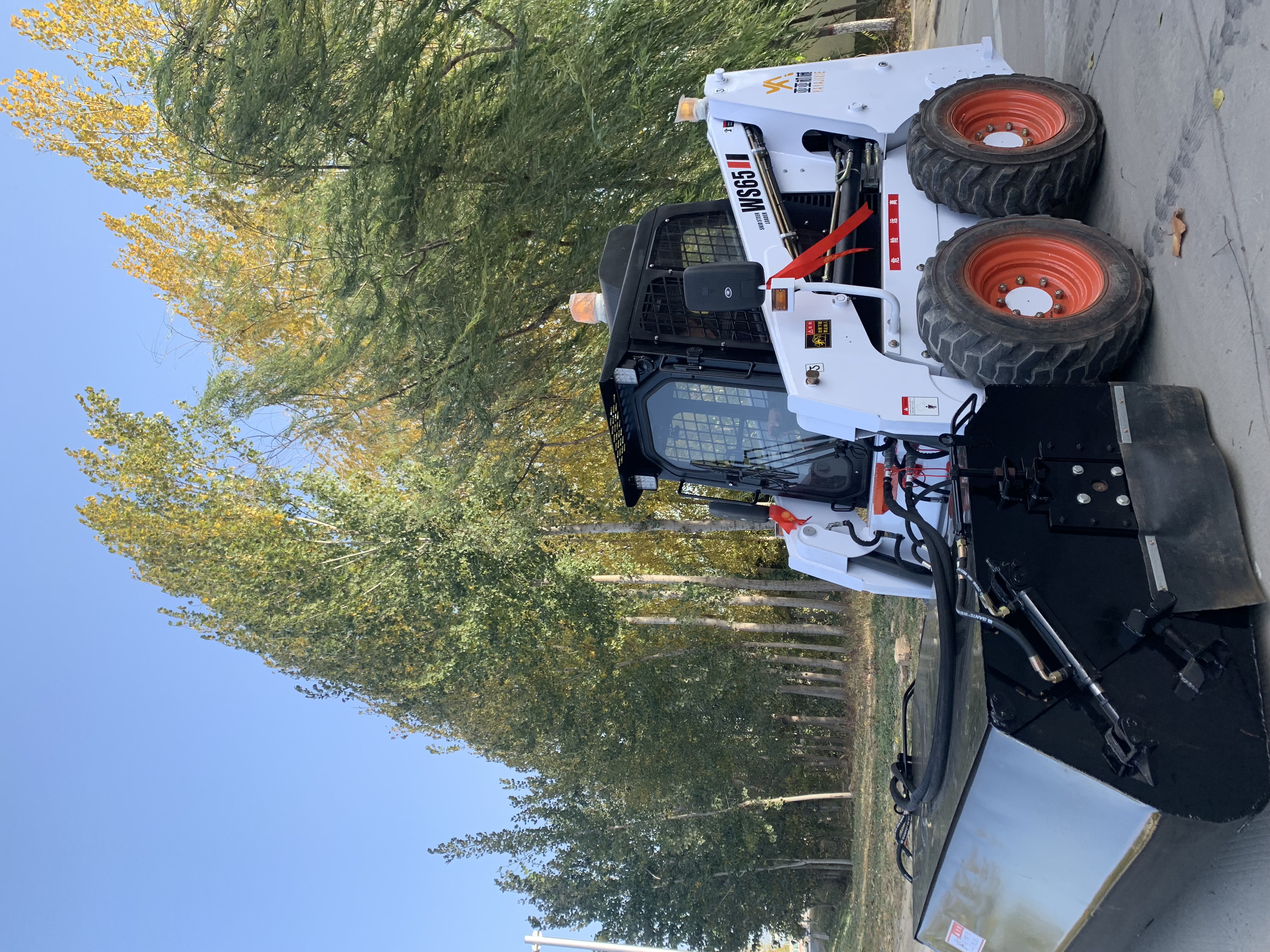 滑移清扫机:打造干净整洁混凝土拌合站的利器