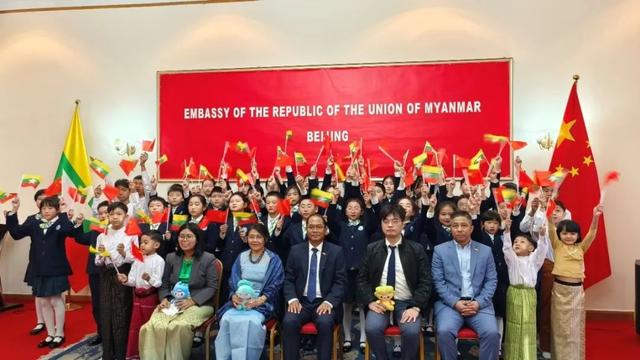 中外人文交流小使者走进缅甸驻华大使馆 同唱一首歌唱响亚运