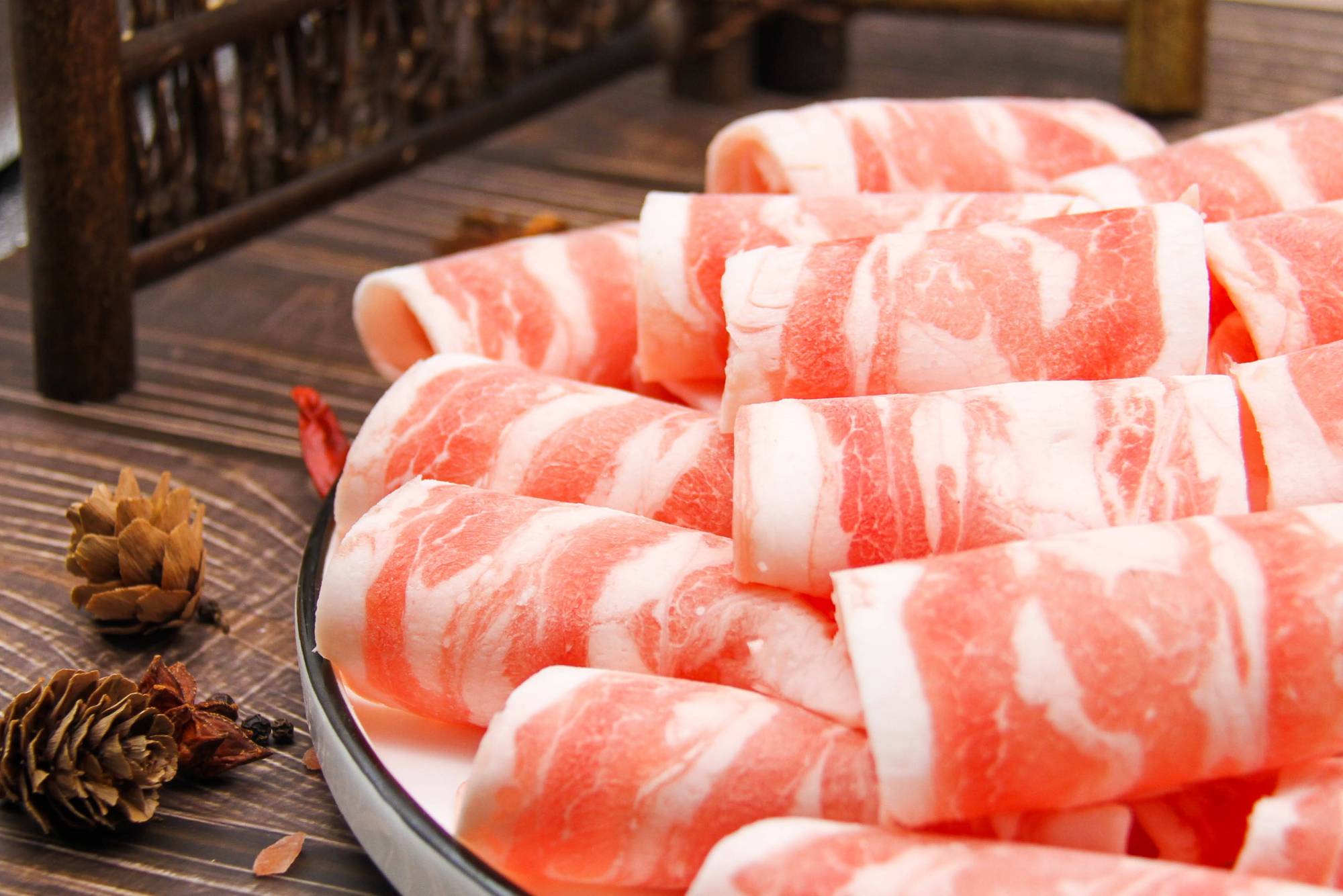 冬季吃火锅少不了必备菜品肥牛卷,如何区分真假肥牛卷