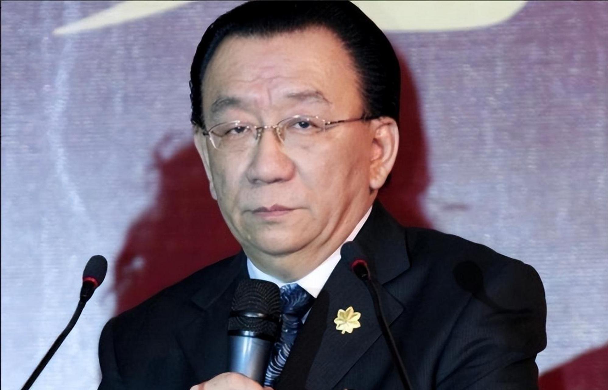 前两天,著名的相声大师侯宝林的儿子侯耀华在活动现场和美女的视频被