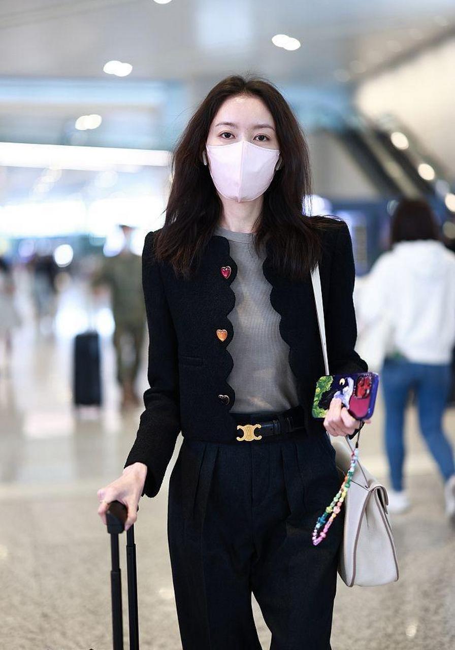 29日,演员高露现身上海虹桥机场,她长发披肩戴口罩前行,黑色外套点缀