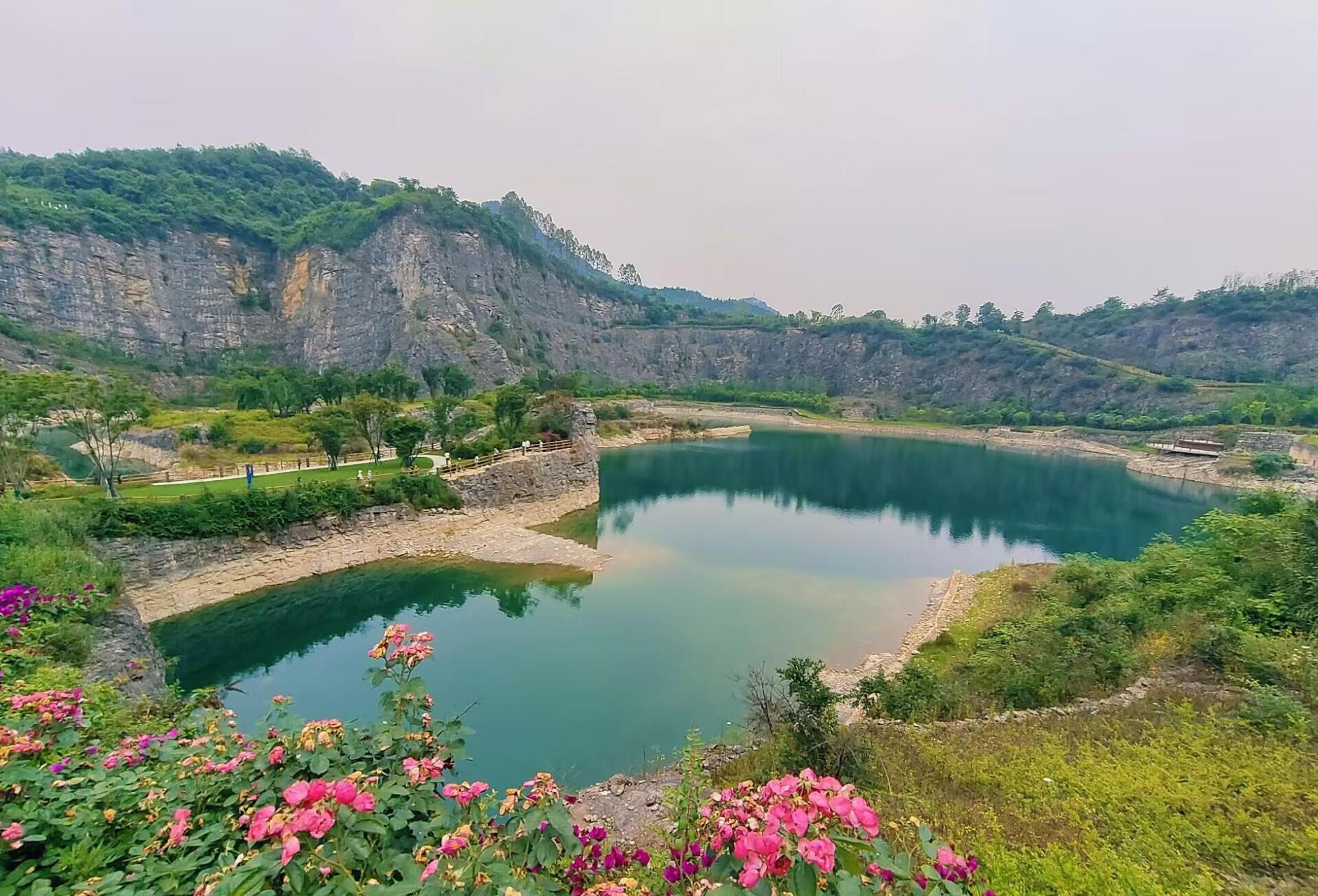 【5月14日,重庆渝北铜锣山矿山公园,环境优美,碧波荡漾】今天,不少