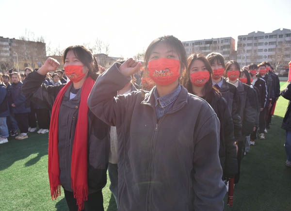 鹤壁市第一中学举行2022届高考百日誓师大会暨成人礼仪式活动