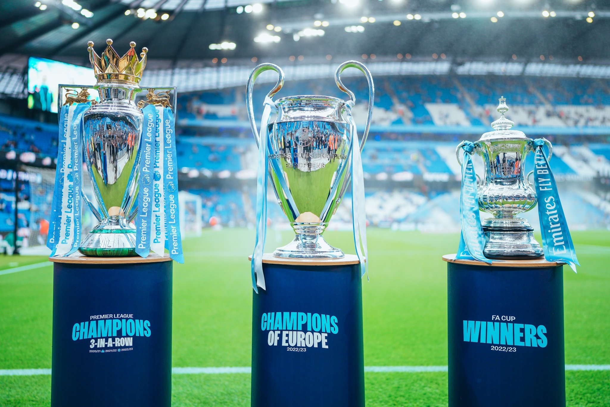 荣耀!曼城主场赛前展示三冠奖杯?