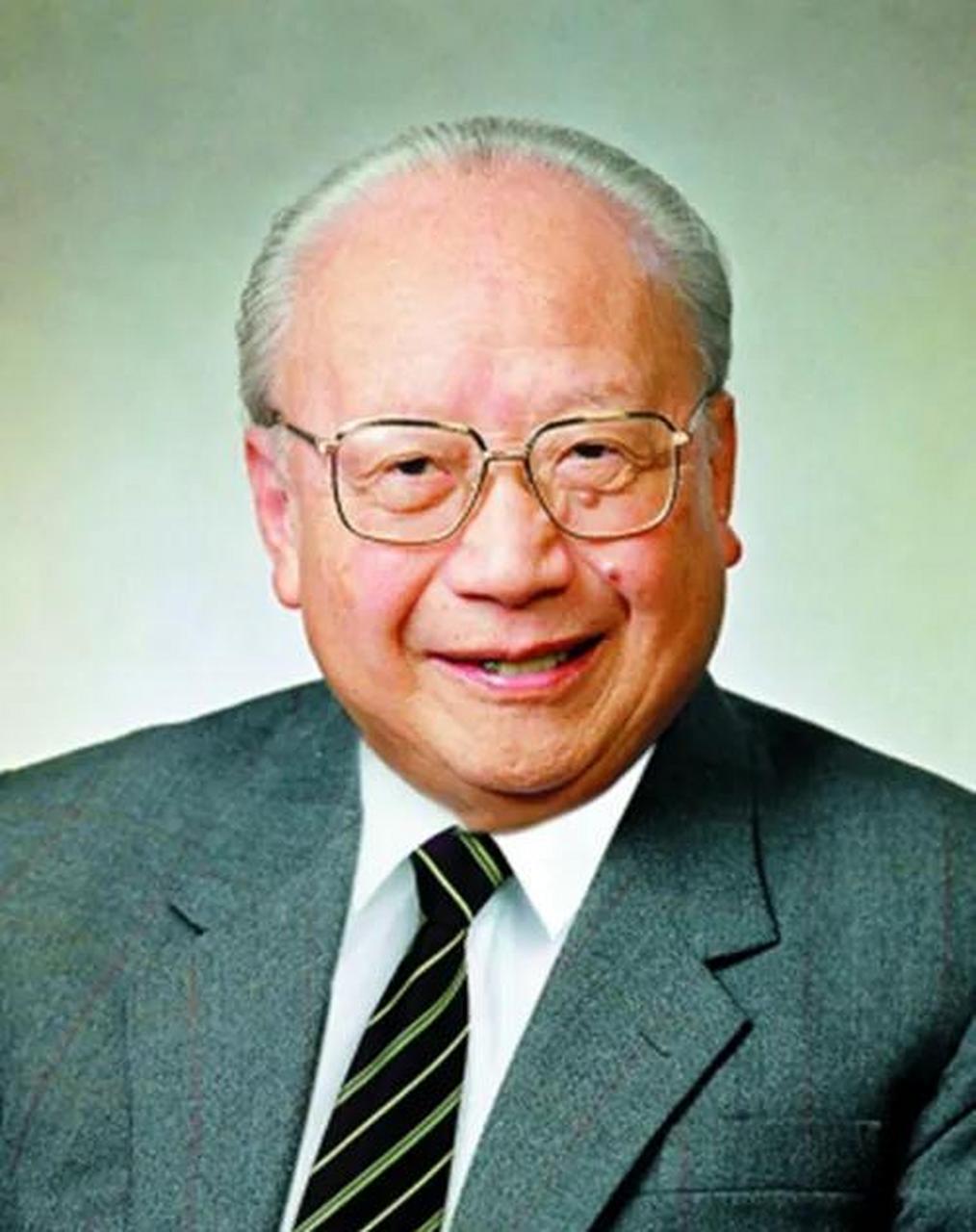 1931年,钱伟长以物理5分,数学15分,英语0分的成绩,考入了清华大学历史