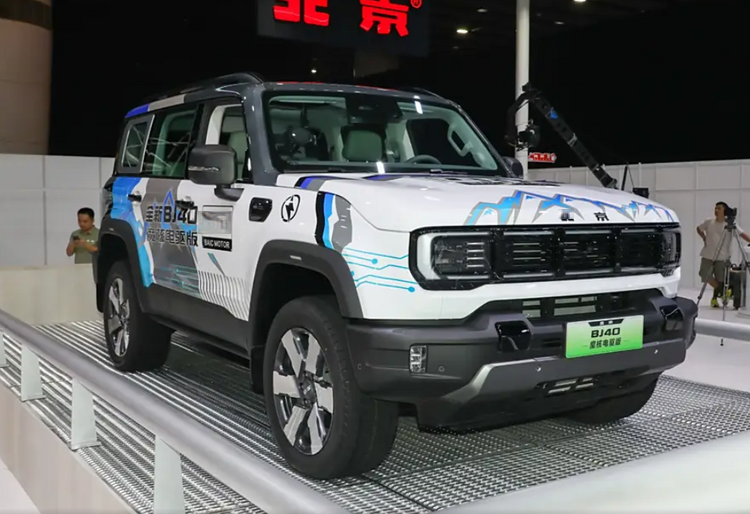 北京bj40增程版,搭载双电机,非承载式车身