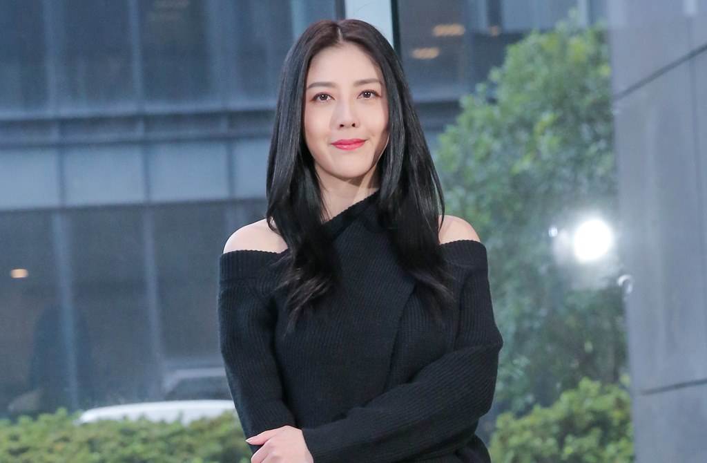 韩瑜拉链拉太低 泄白嫩一片半球快滑出