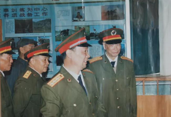 他曾任新疆軍區司令員,21歲參軍,58歲晉升中將,2000年卻被免職