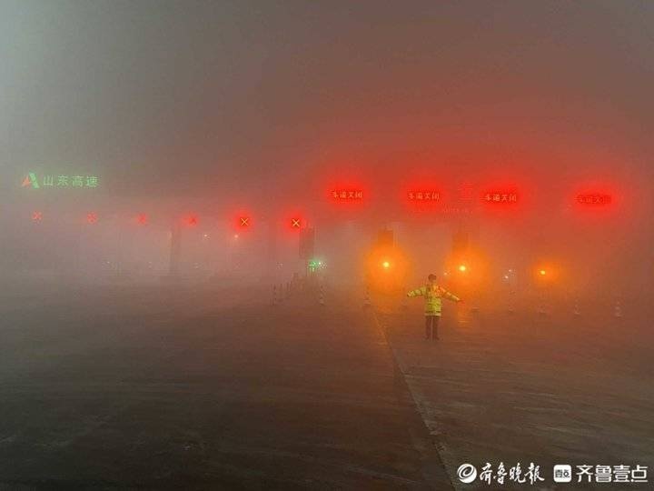 济南遭遇大雾部分高速公路封闭,高速员工帮助被困货车司机