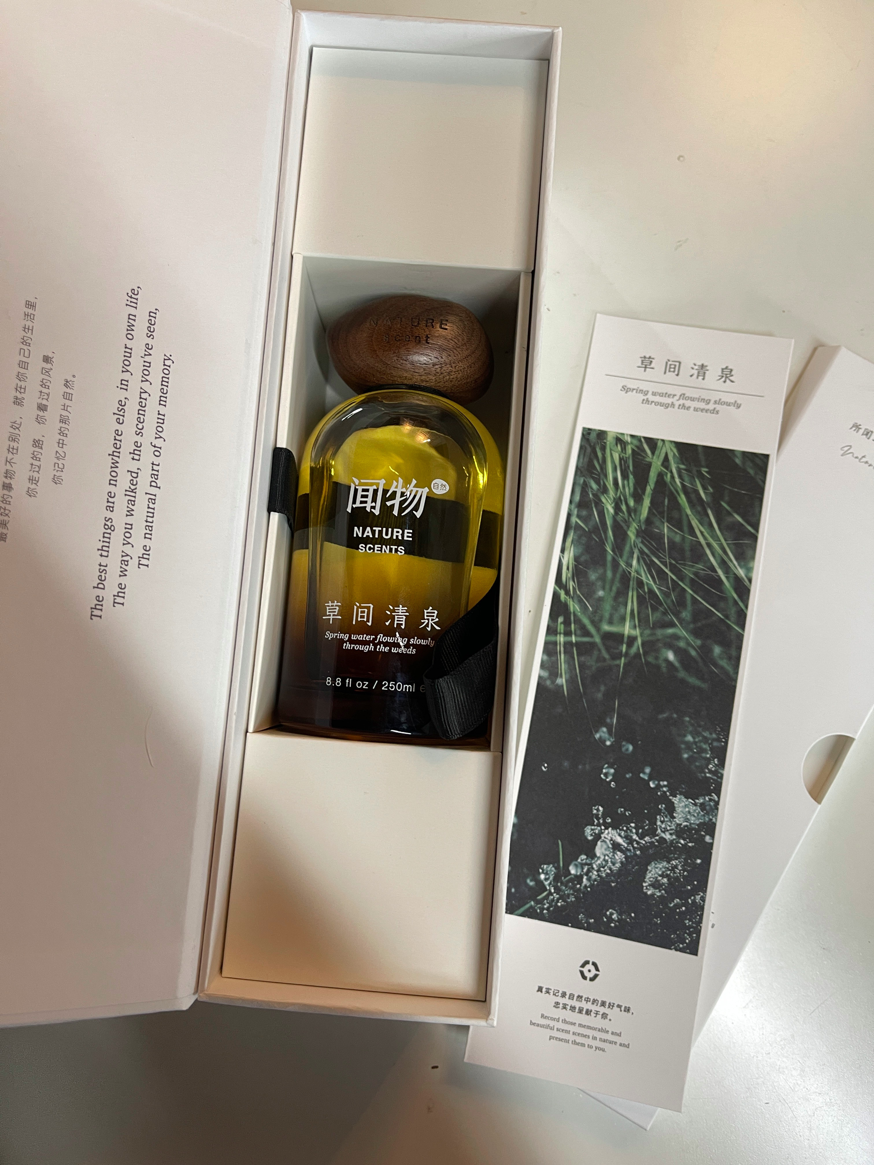 拿起香薰瓶后瓶身的玻璃厚重饱满给人稳重沉实的感觉