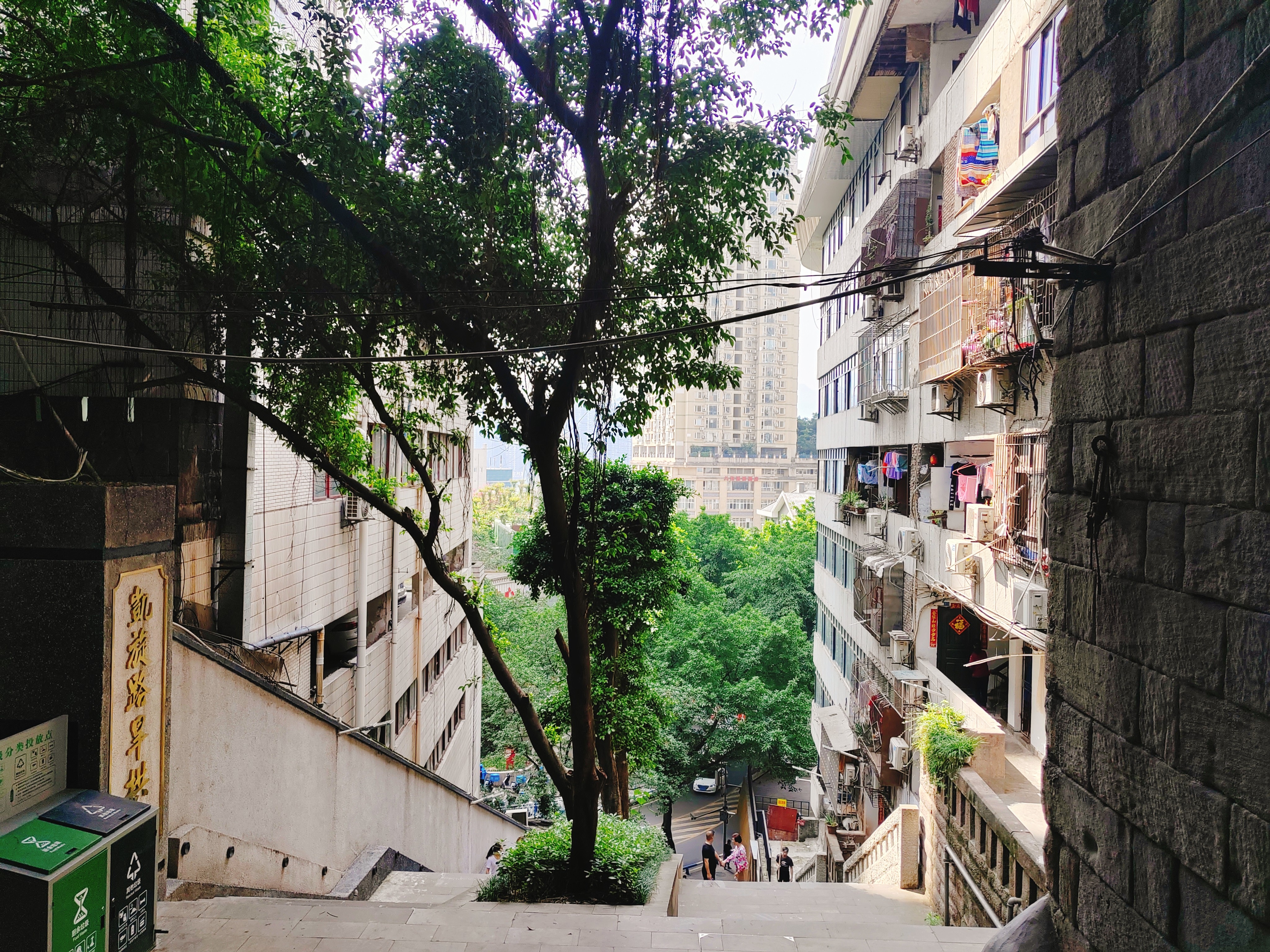 重庆网红凯旋路电梯,一部电梯连接两座半城,一栋楼连通两条街