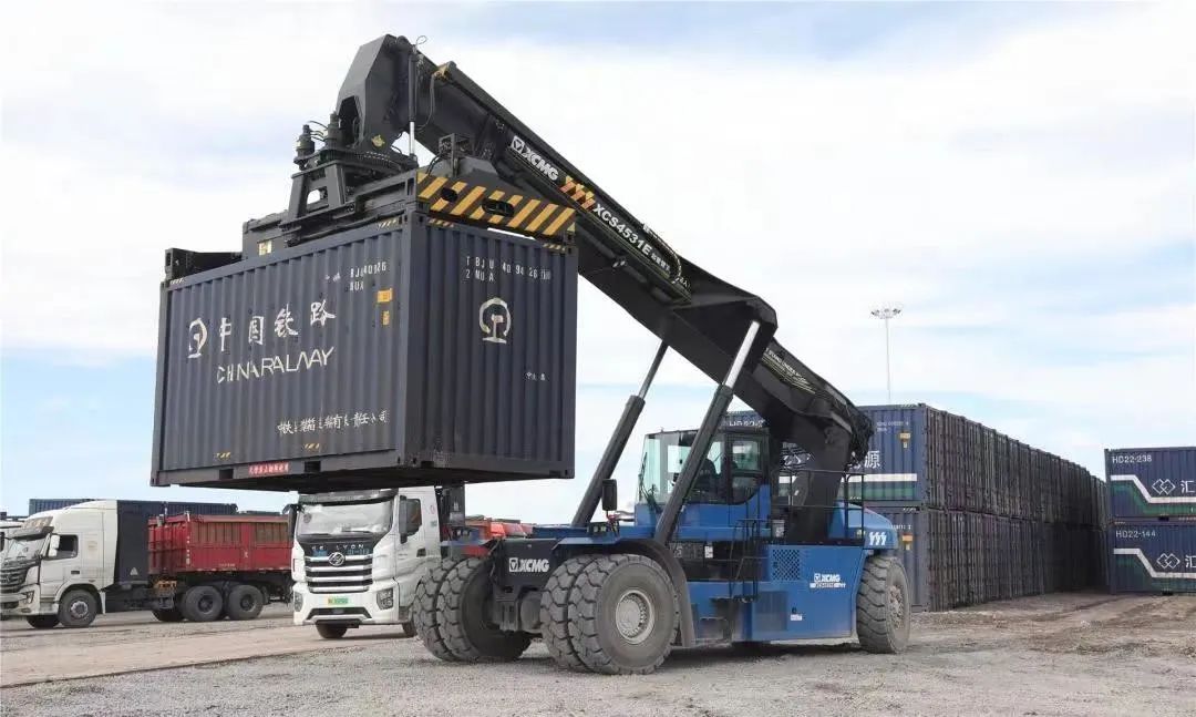 集装箱里装的都是煤炭,我们通过打造新能源数字陆港,真正实现了运煤不