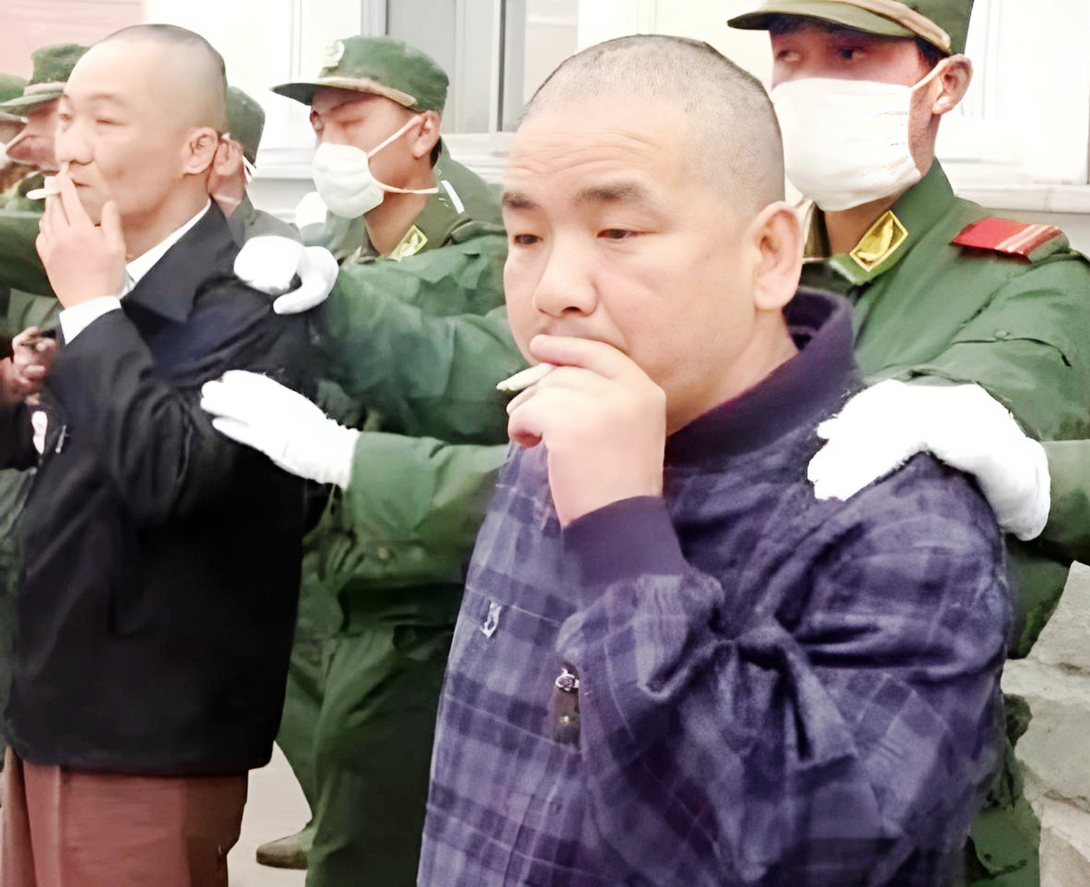 2003年,许昌"黑道老大"梁胜利等几名犯人即将被押往刑场枪决!