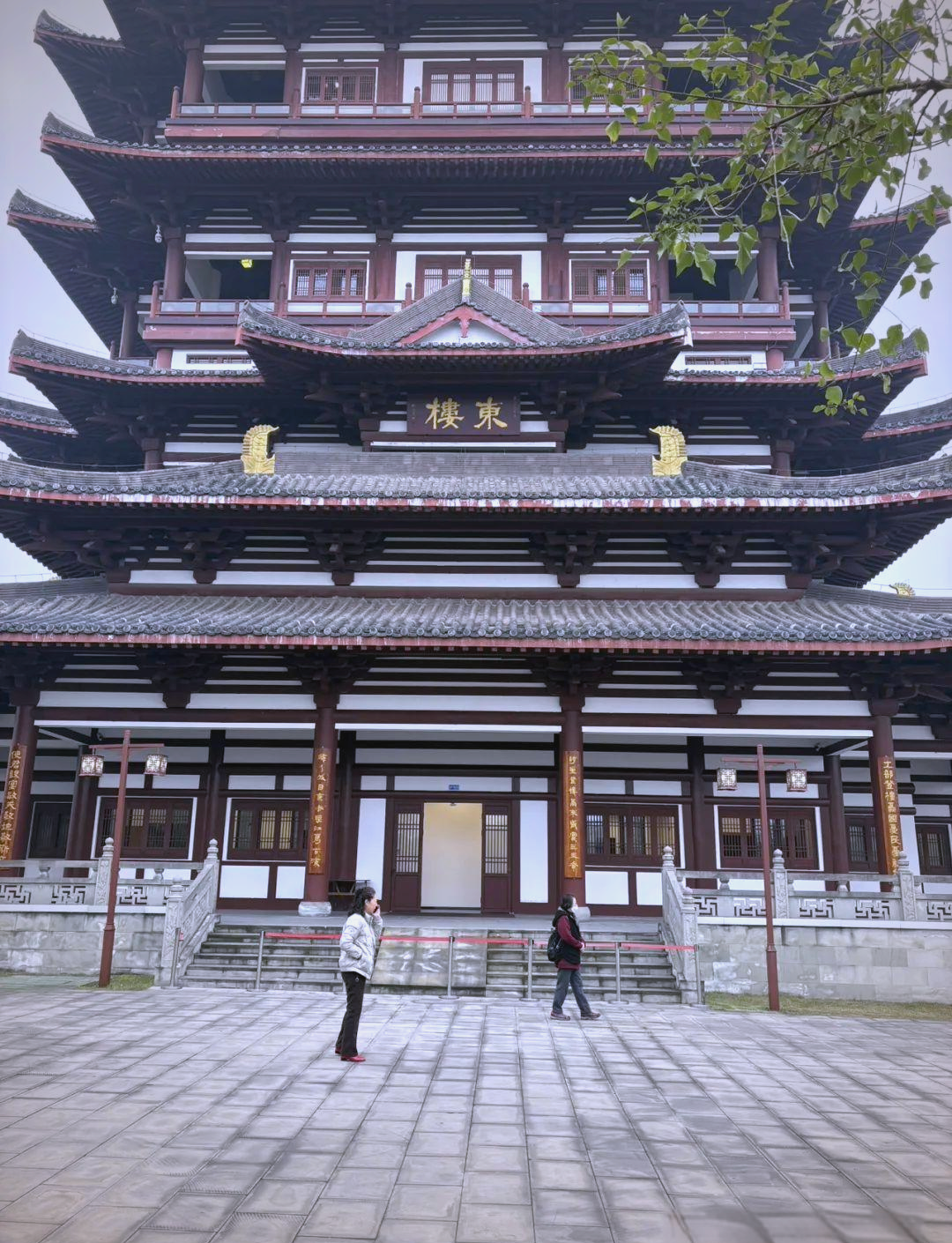 登宜宾东楼:诗圣的诗篇与现代实景的交响