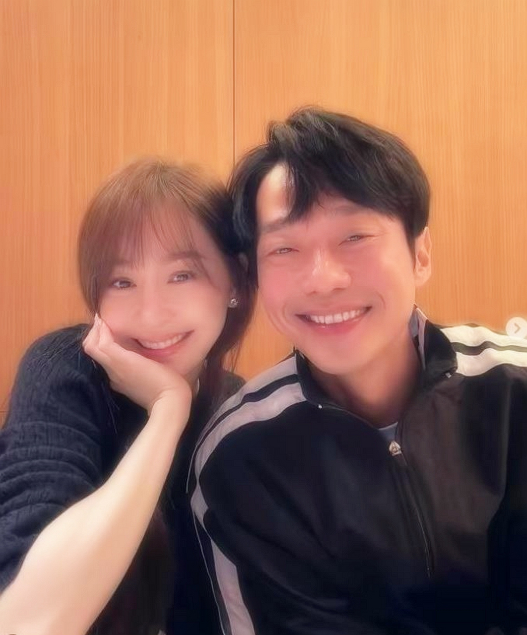 真的是梦回《微笑pasta》 王心凌晒出与张栋梁的合影并写道:微笑什么