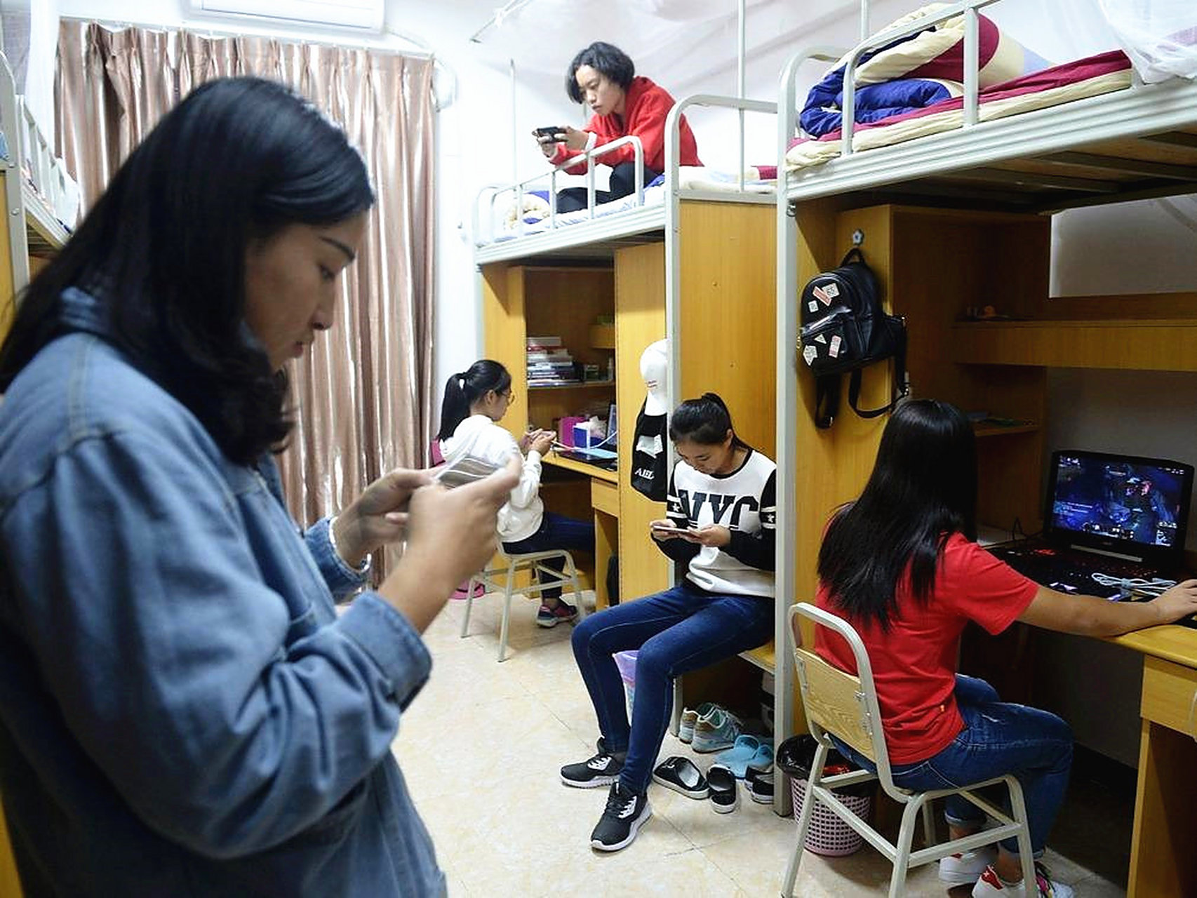 网上看到一个女大学生宿舍争吵的视频:  "你打电话声音小一点,影响到