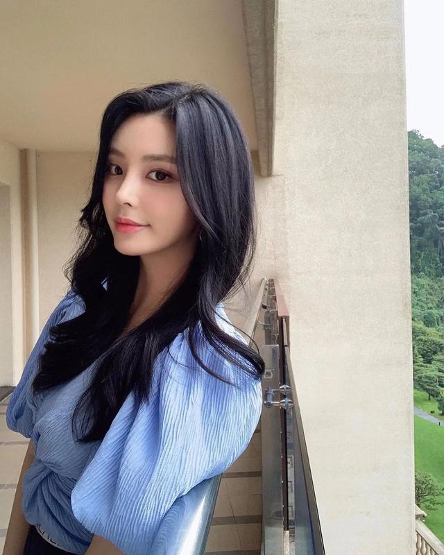 jmxx_love_:喜欢自拍侧脸的韩国妹纸,颜值超级高淑女气质