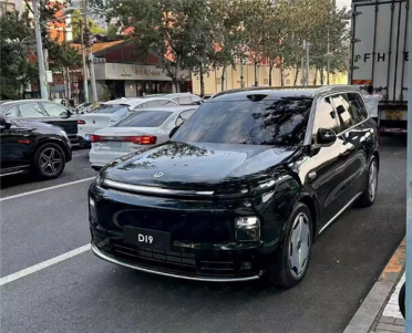 理想问界结合体 零跑大型旗舰D19实车首曝：六座家用SUV黑马来了
