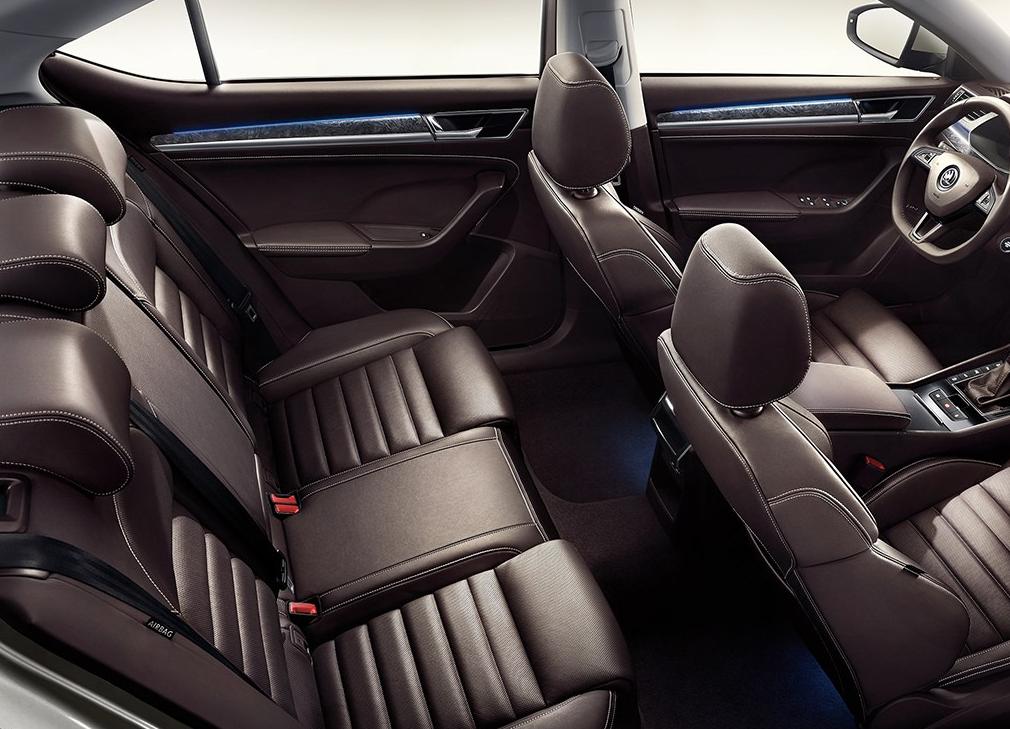 对于2017款的帕萨特,想要放倒后排座椅,可以按照以下步骤进行:首先,在