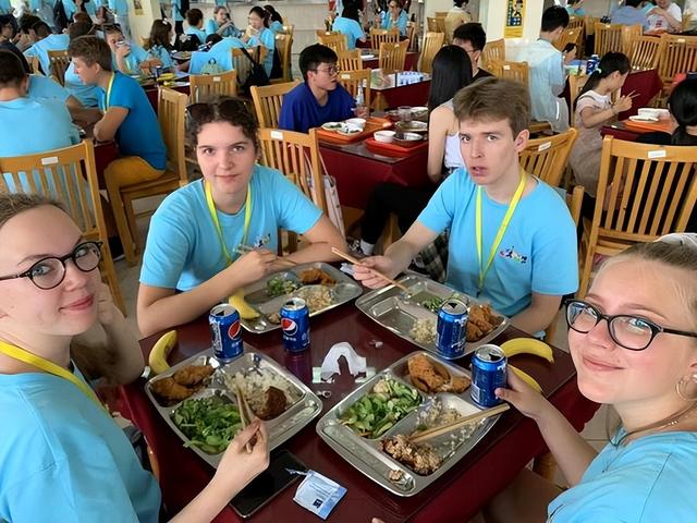 世界各国学校的午餐,印度学生竟吃牛饲料,对比中国老外直接破防