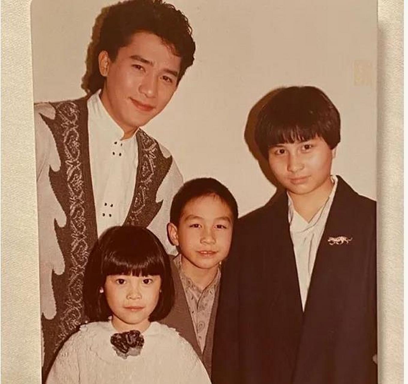 这是年轻的时候张学友,梁朝伟与赌王与二太蓝琼缨所生的子女合影留念.