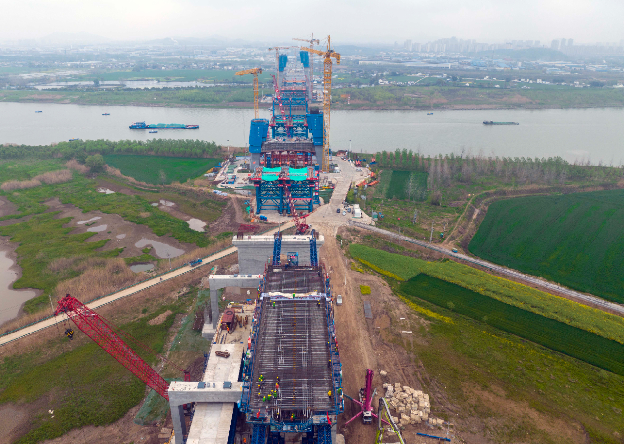 巢马城际铁路全线首跨公路梁开始浇筑