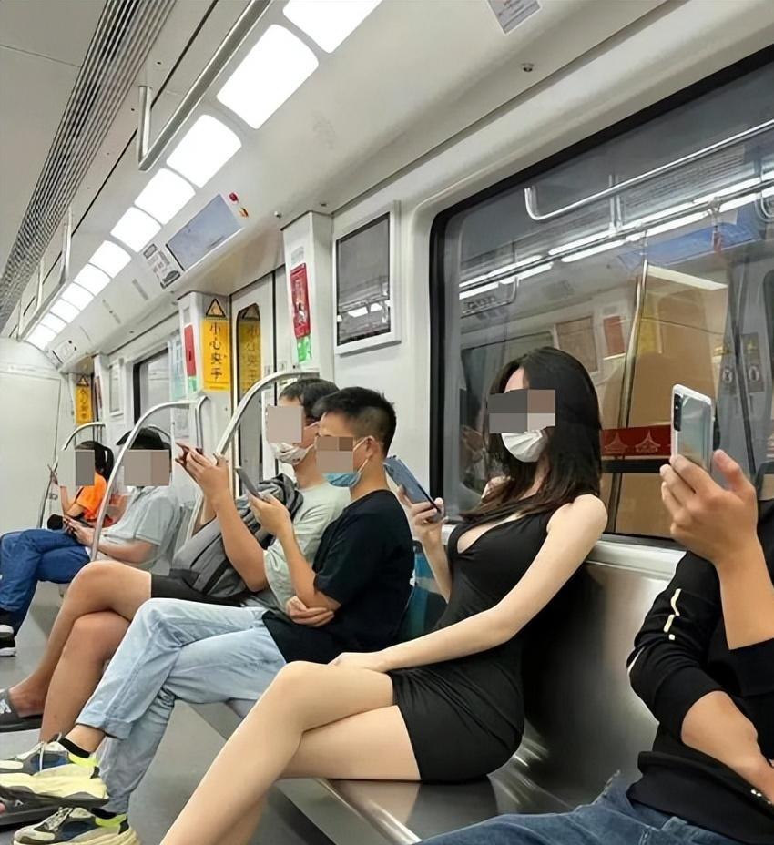 女子尿急实在憋不住,当街小便,网友纷纷同情,无奈之举!
